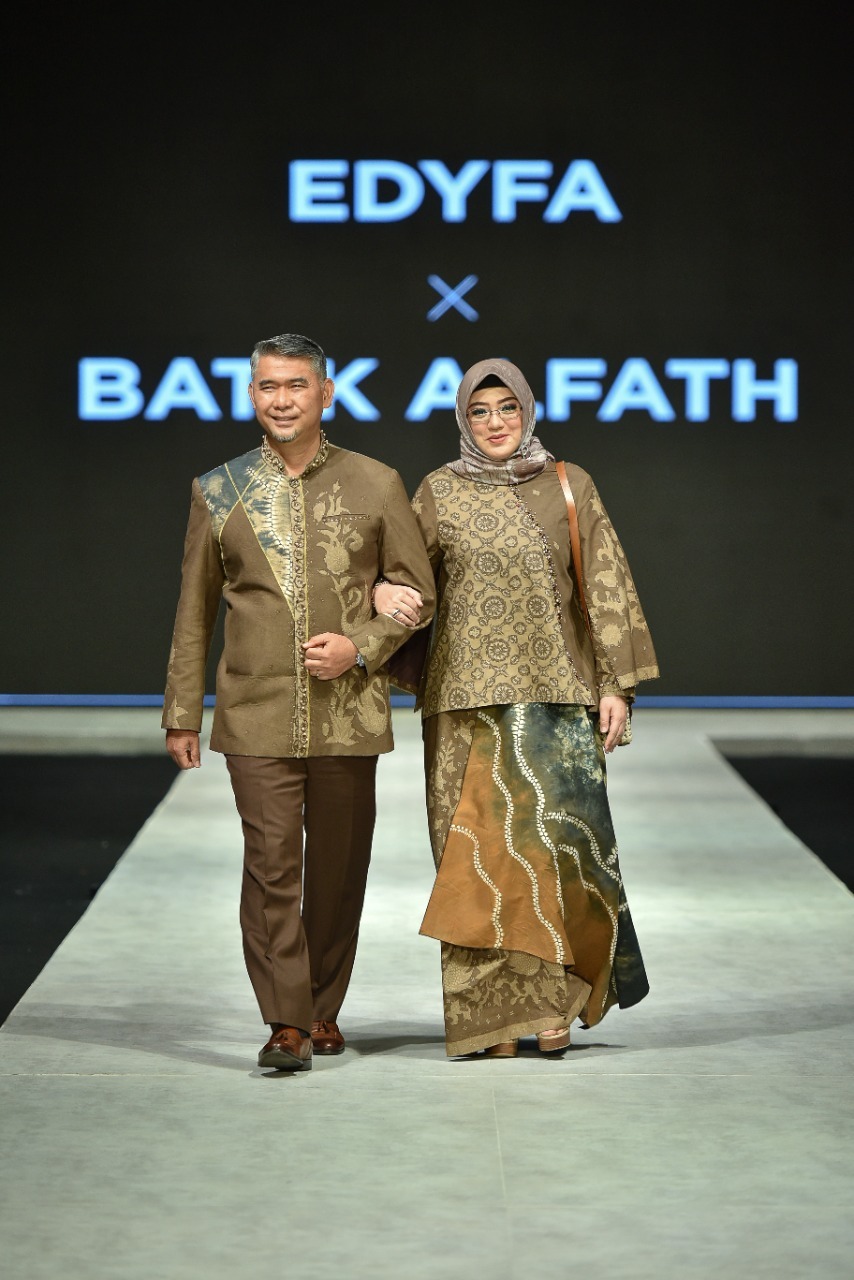 cover Dukung Penuh IKM Jambi, Fasha Melenggang di Indonesia Fashion Week
