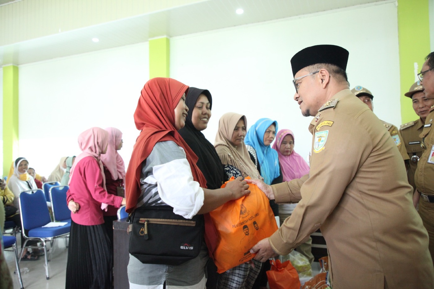 cover Maulana Serahkan Bantuan Sosial Miskin Ekstrem di Kotabaru dan Alam Barajo