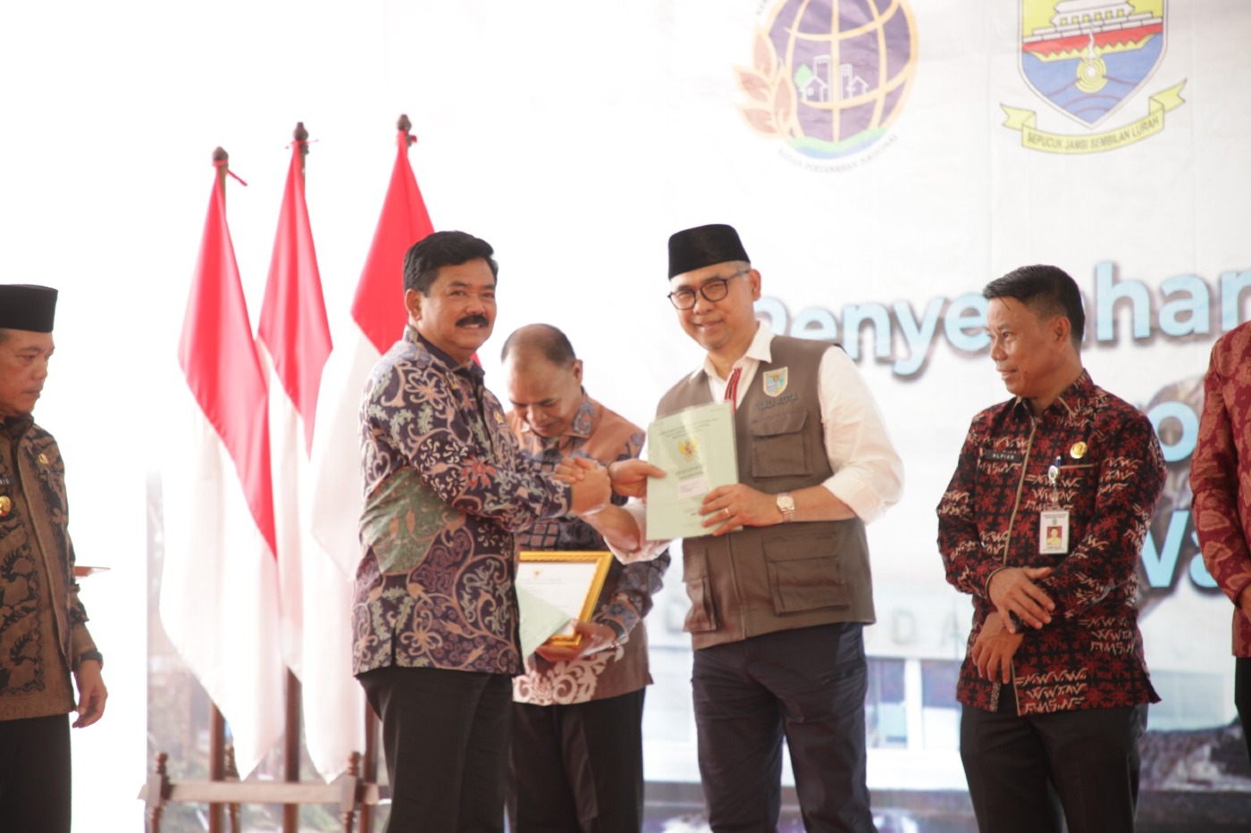 cover Menteri ATR/BPN Serahkan Sertipikat Hak Pakai 12 Persil Kota Jambi