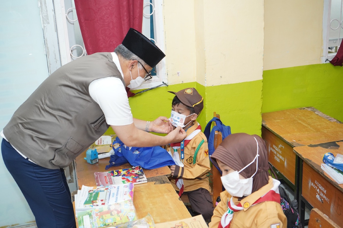 cover Tanggap Bencana Kabut Asap, Wali Kota Fasha Bagikan Masker di Sekolah