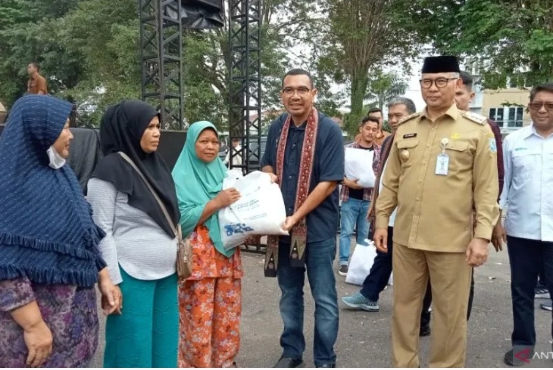 cover BUMN salurkan ribuan paket sembako murah di Pasar Rakyat Jambi