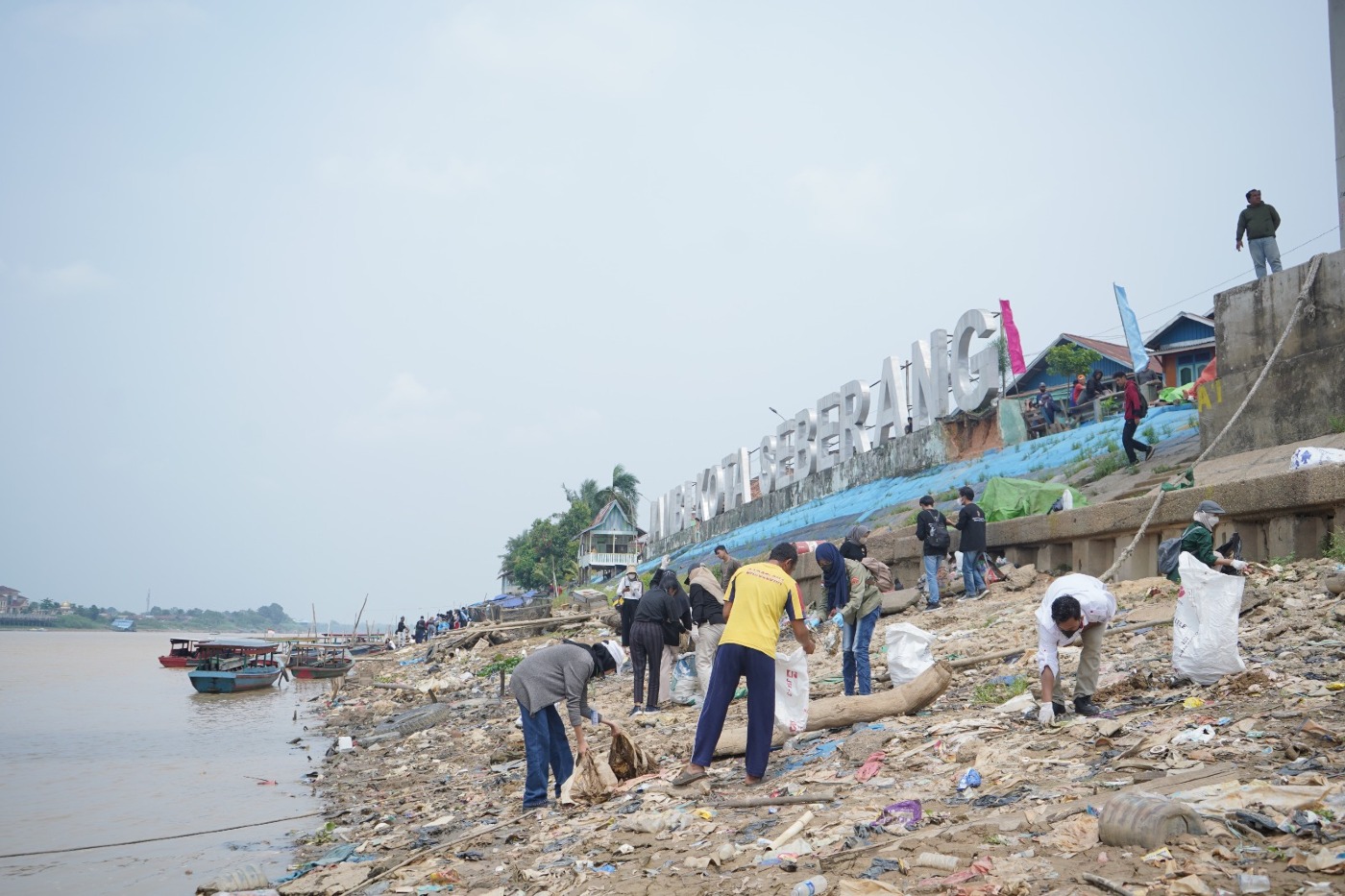 cover World Cleanup Day Kota Jambi, Ratusan Peserta Bersihkan Bantaran Sungai Batanghari