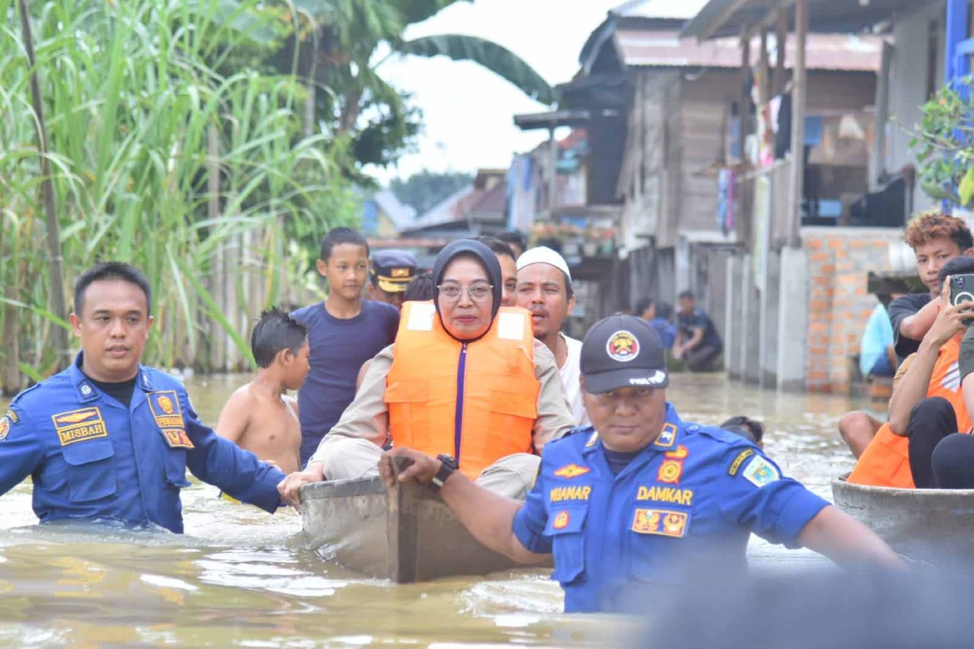 cover Pastikan Manajemen Tanggap Bencana Berjalan Baik, Sri Tinjau Lokasi Terdampak Banjir di Kota Jambi