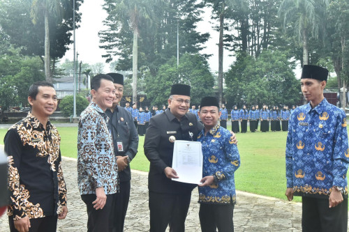 cover Di Tengah Hujan Deras, Wali Kota Maulana Berdiri Bersama PPPK Yang Dilantik : Simbol Keteladanan Pemimpin