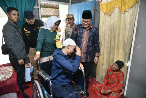 cover Hari Libur Tak Halangi Aksi, Wali Kota Maulana Turun Langsung Bantu Korban Kebakaran dan Disabilitas