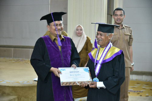 cover Lansia Bahagia, Rakyat Sejahtera: Wali Kota Jambi Resmikan Wisuda Sekolah Selantang