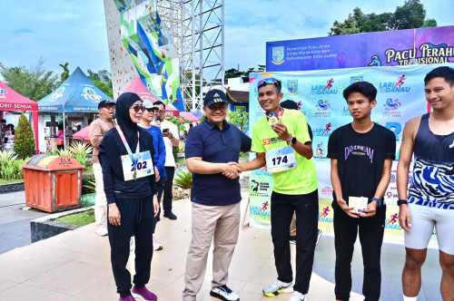 cover Lari Sambil Wisata, Wali Kota Jambi Gaungkan Sport Tourism Lewat Lomba 3 Danau