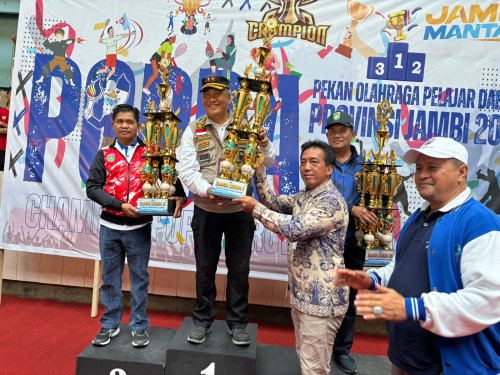 cover Kota Jambi Juara Umum POPDA 2024, Sekda A Ridwan Terima Tropi Juara Umum