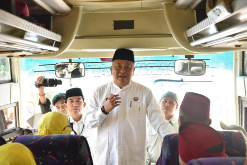 cover Kloter Perdana Kota Jambi Dilepas, Sekda Ridwan : "Kami Doakan Semua Menjadi Haji Mabrur"