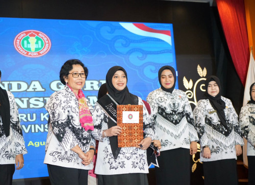 cover PB PGRI Kukuhkan Nadiyah Maulana Sebagai Ibunda Guru Kota Jambi, Siap Gerakkan Perubahan Pendidikan