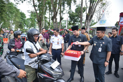cover Sukseskan Gerakan 10 Juta Bendera, Wali Kota Maulana Turun ke Jalan Bagikan Merah Putih untuk Warga