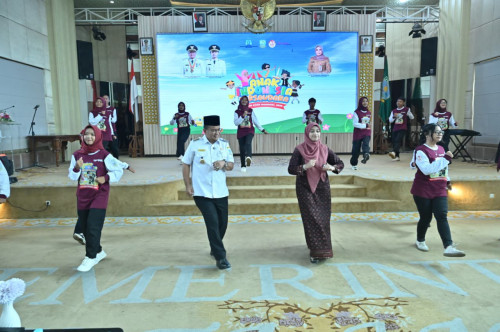cover "Bahagia Bersama", Wali Kota Maulana dan Anak-Anak Rayakan HAN di Griya Mayang